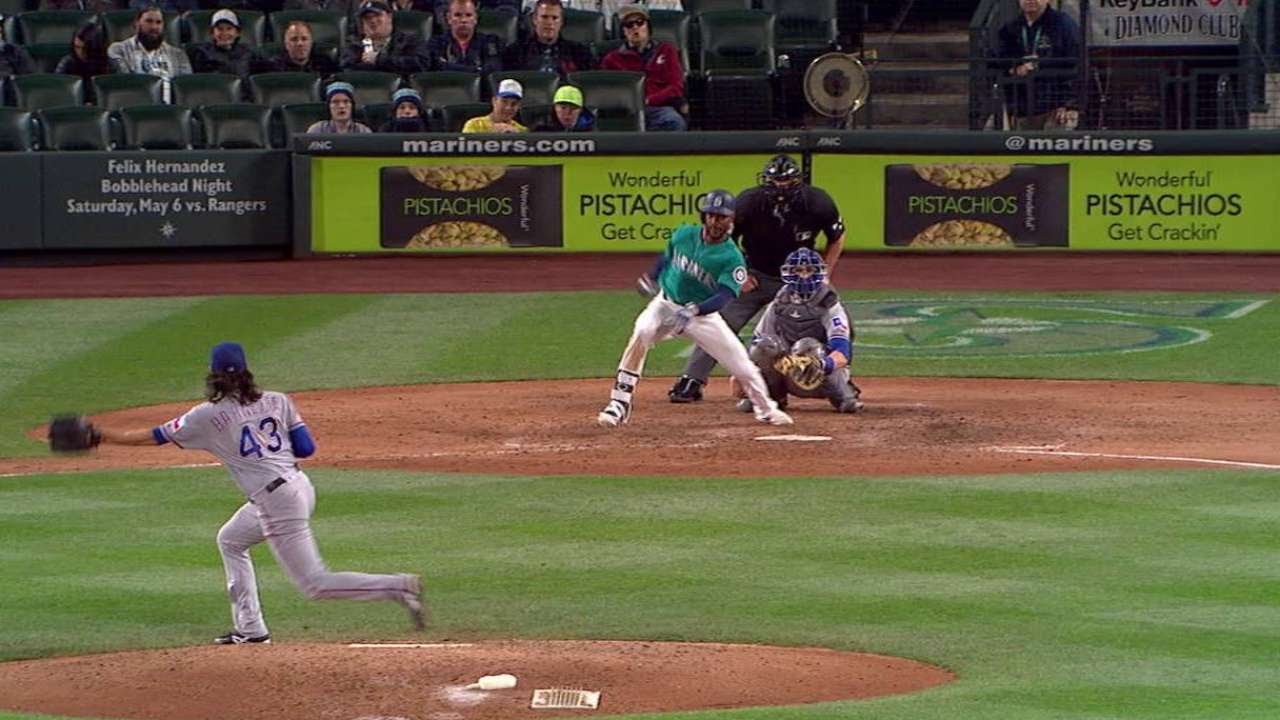 TEX@SEA: Barnette makes a quick grab on the mound