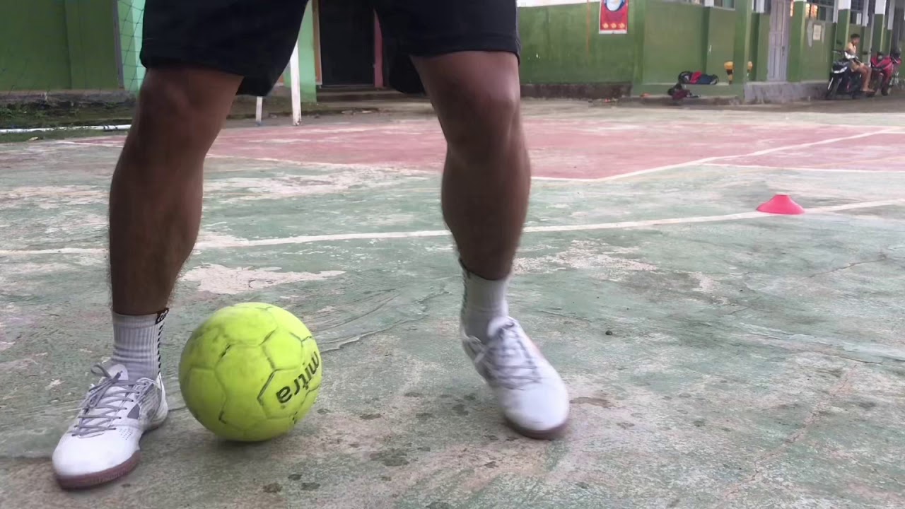 Belajar Dribble ala futsal etude