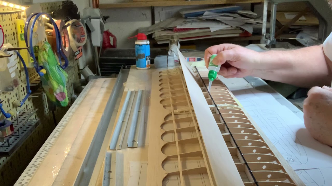 Beplankung mit Sekundenkleber aufbringen