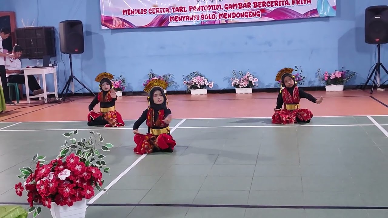TARI RAMPAK SISWI SDI WAHID HASYIM II SELEKSI FLS2N KEC. SRENGAT