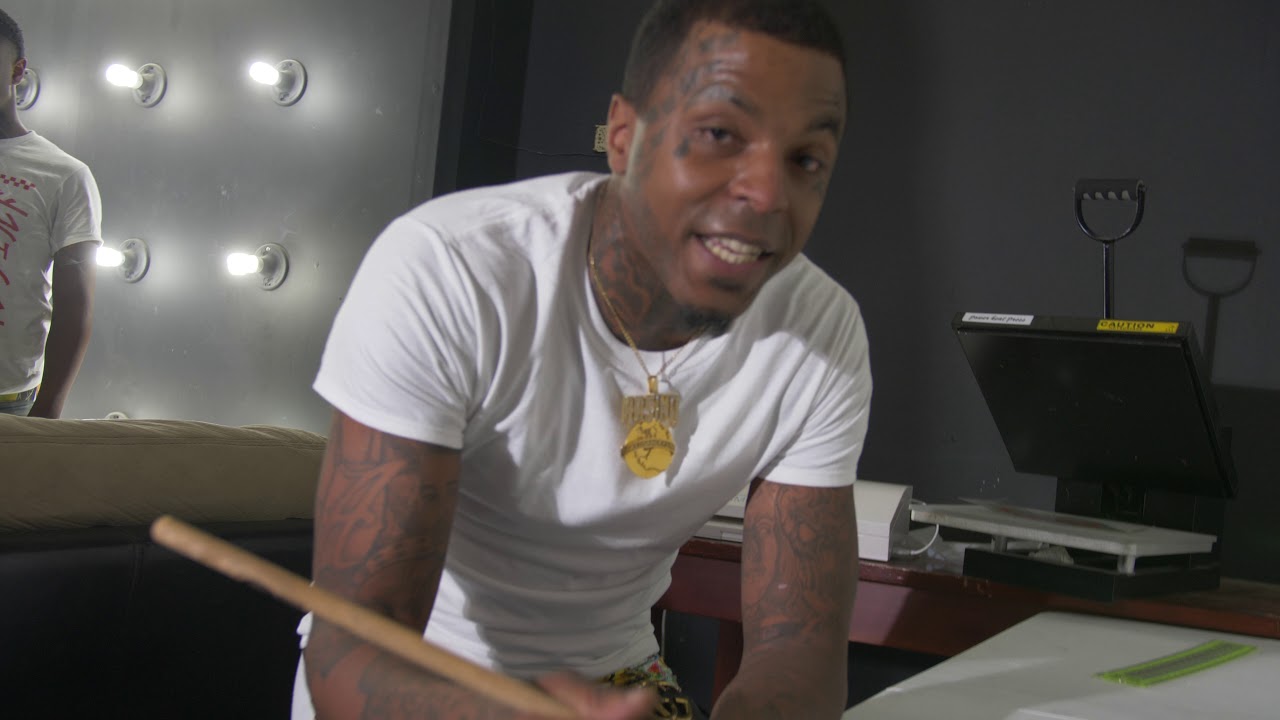 Boogotti Kasino says Ferrari Kasino is better then Drake + Beats on table and spits hard freestyle
