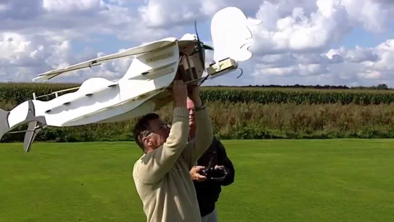 Harm vliegt met de RC SuperHero