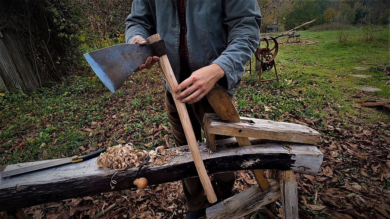 Restauration d'une vieille hache pour débiter le bois au sol en forêt