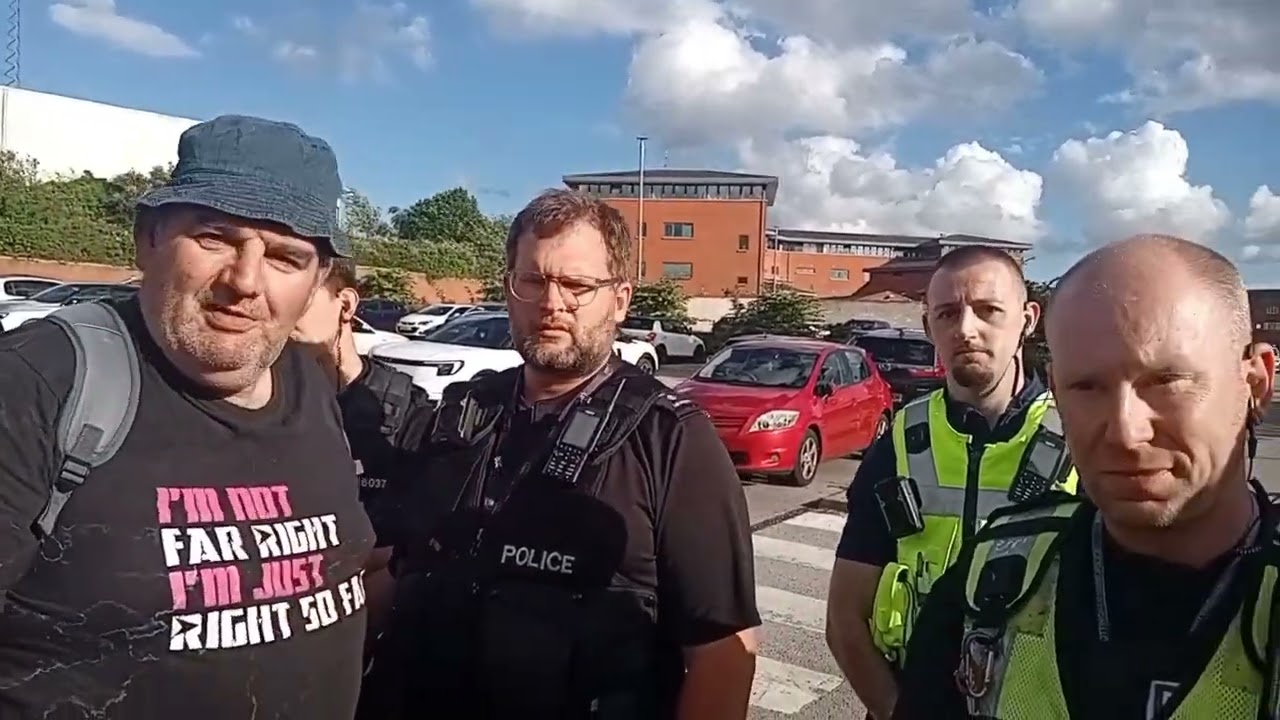 🚨Протестующие в Мэнсфилде выражают гнев полиции🚨 из-за инцидента с Генри Новаком!