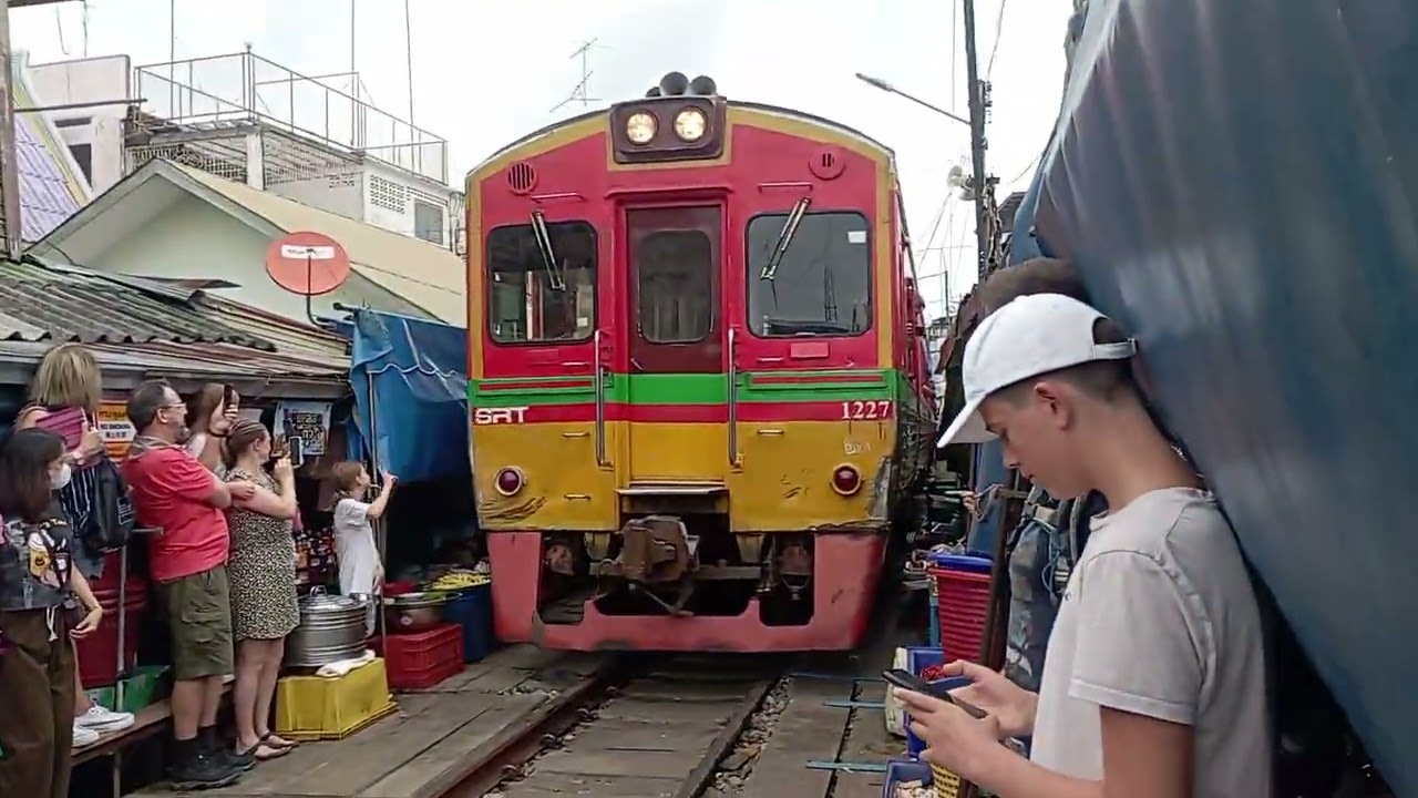 ตลาดร่มหุบแม่กลอง