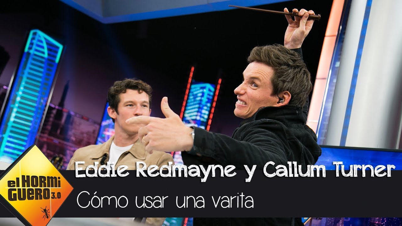 Eddie Redmayne y Callum Turner enseñan a Pablo Motos a usar una varita mágica - El Hormiguero 3.0