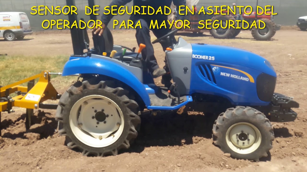 BOOMER 25 NEW HOLLAND  TRACTOR COMPACTO MAS FUERTE   BOUNS TRACK TT75 FWD SACANDO CAMION DE LA ARENA