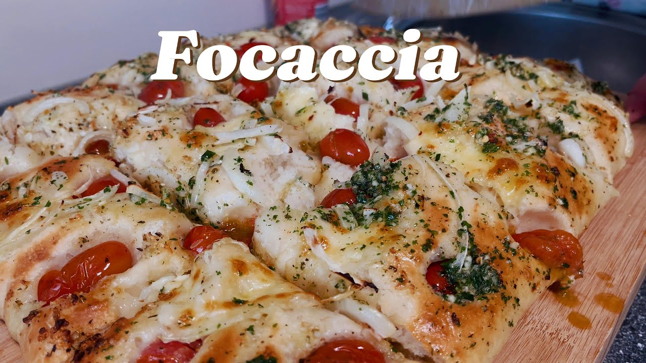 Focaccia  mit Zwiebeln , Mozzarella und extra viel Knoblauch