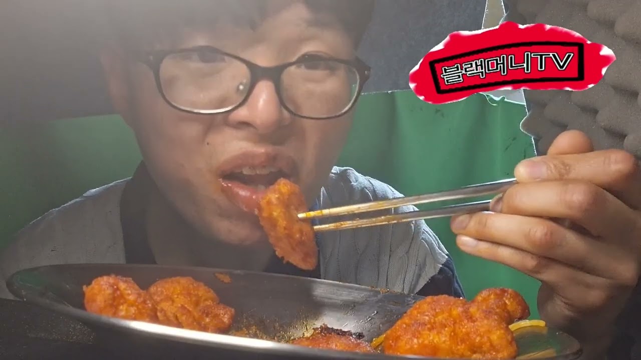 바베큐 치킨과 양념치킨과 볶음면과 후식으로 먹은 초콜릿 먹방영상입니다