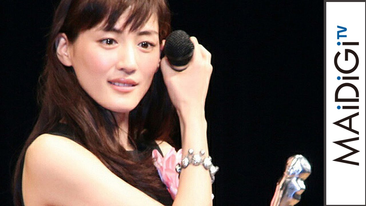 綾瀬はるか、ノースリーブ姿で大人の着こなし　主演女優賞受賞　「第37回ヨコハマ映画祭」授賞式　