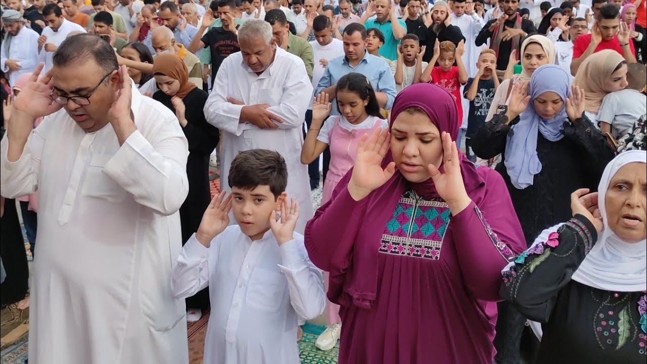 ستات جنب الرجالة و ضحك هستيري اثناء صلاة عيد الاضحي بمسجد مصطفي محمود