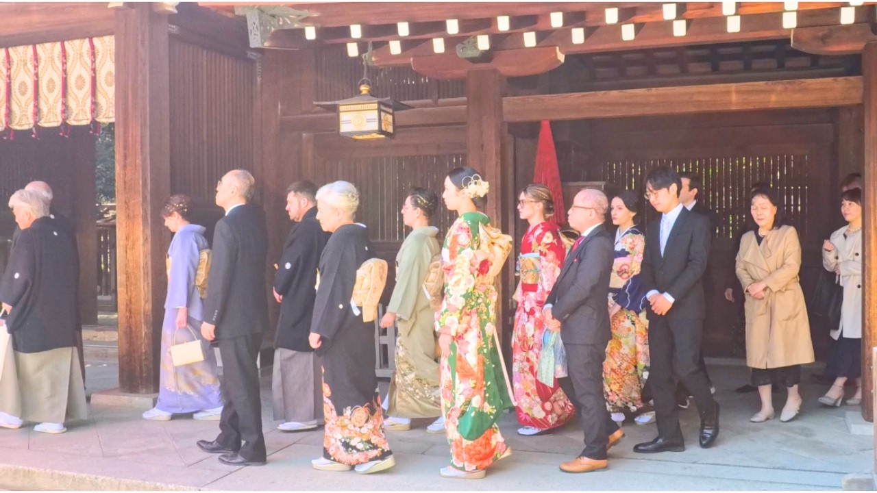 外国人も立ち止まってシャッター連打！日本の神社で行われた伝統的な結婚式が美しすぎて世界が注目！感動の1日を記録！