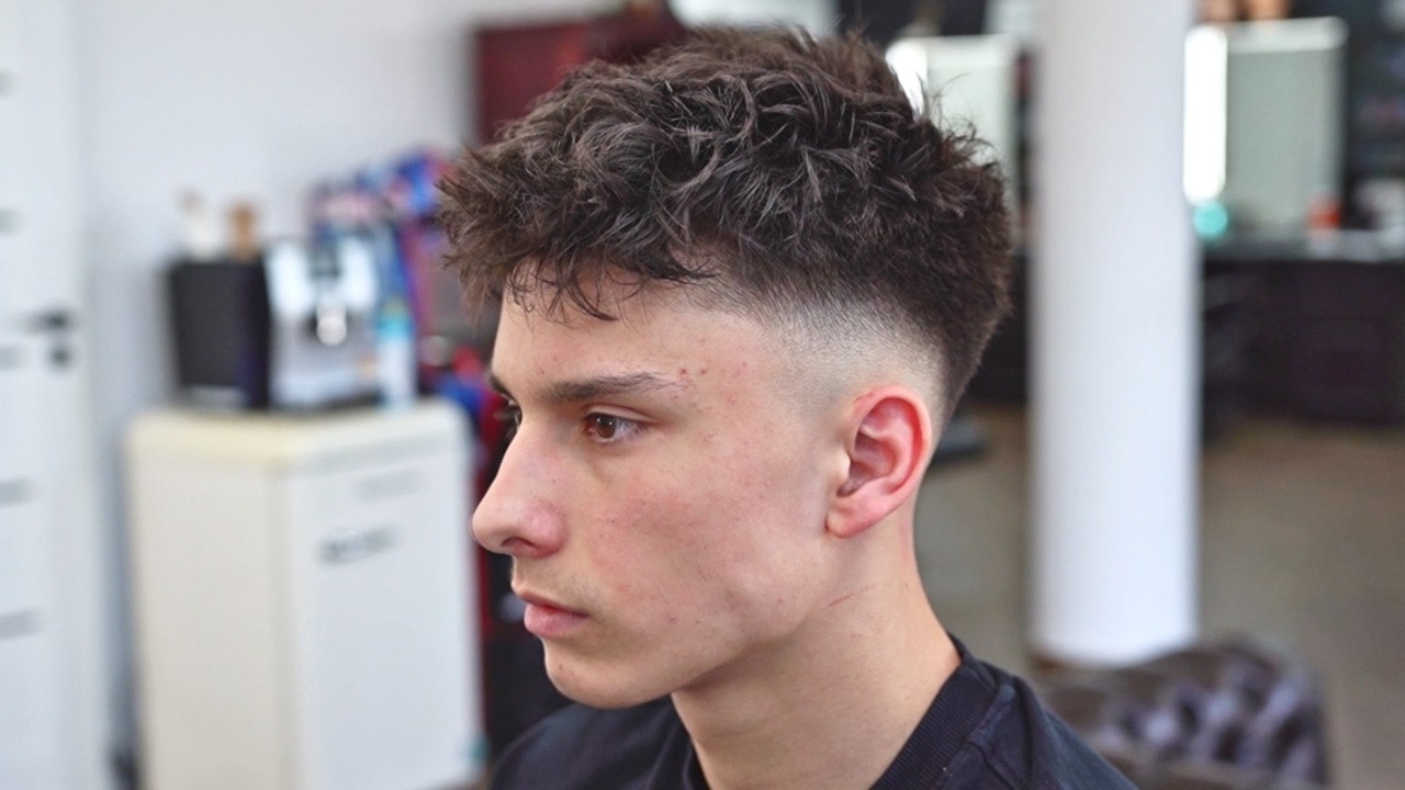 Kr&oacute;tka męska fryzura CROP FADE