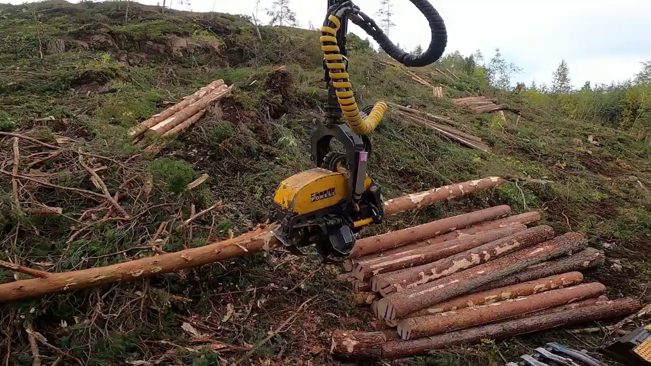 Jyrk&auml;n rinteen alapuolen hakkuu aukolla. Ponsse Scorpion King H7