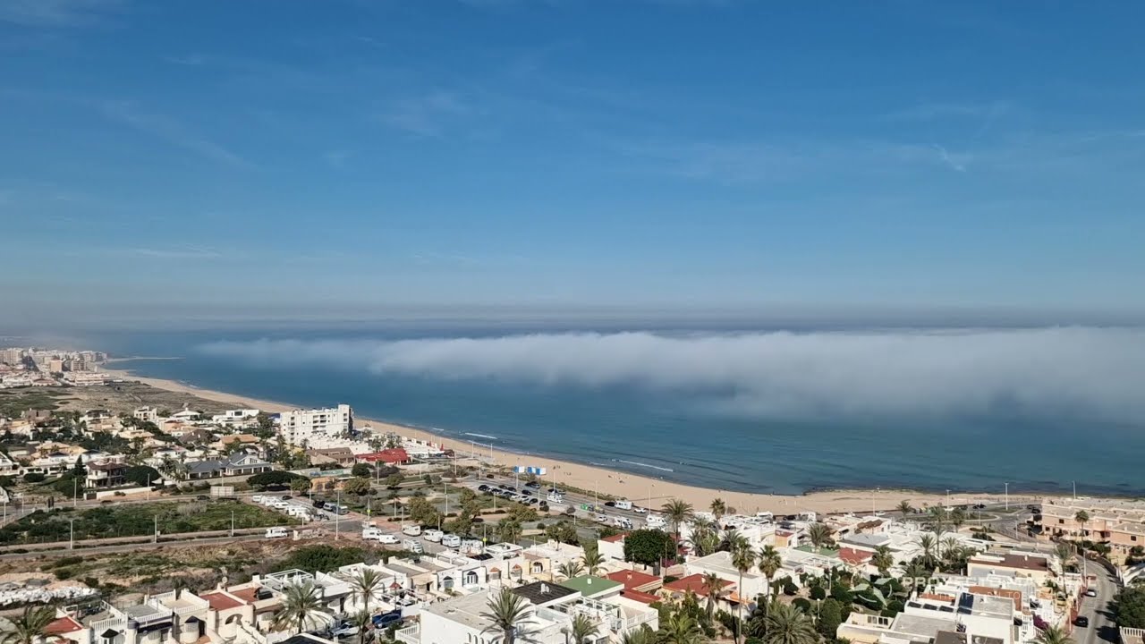 Nieblas de advección en la playa de La Mata (23/02/2026)