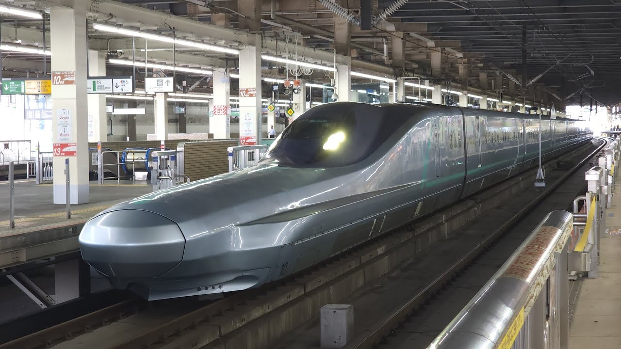 [今年も大宮に来ることはあるのか🤔] 9821B 次世代新幹線 ALFA-X大宮試運転の試運転列車として大宮駅16番線を静かに発車するシーン[JR東日本幹セシE956形S13編成(アルファエックス)]