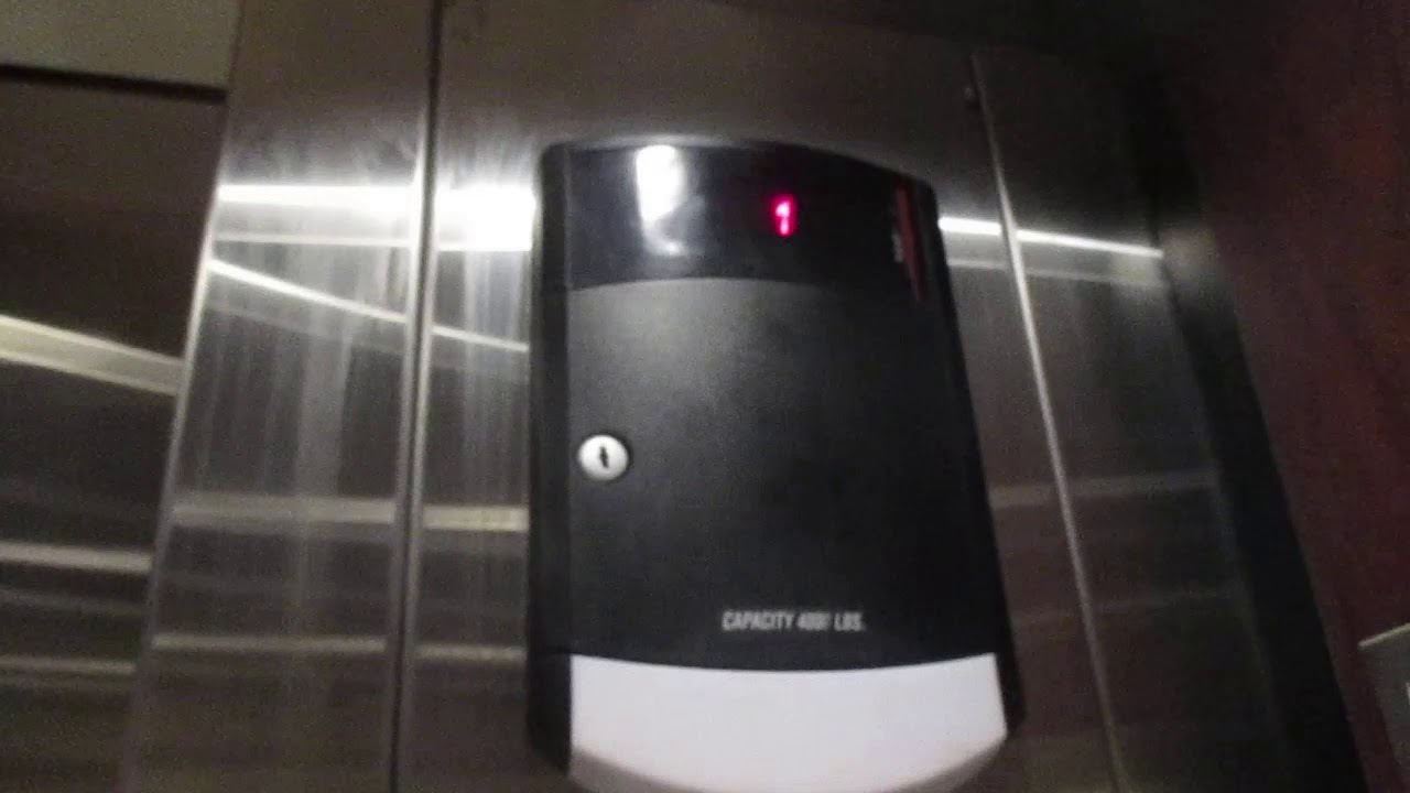 Crap Schindler HT 330A Hydraulic Elevator @ Barnes & Noble, Crocker Park, Westlake, OH