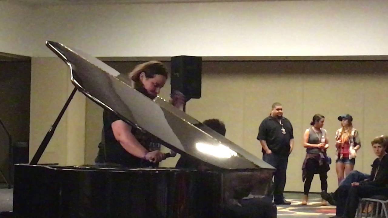 SF Comic Con 2016 Manu Bennett sings Fix You Coldplay