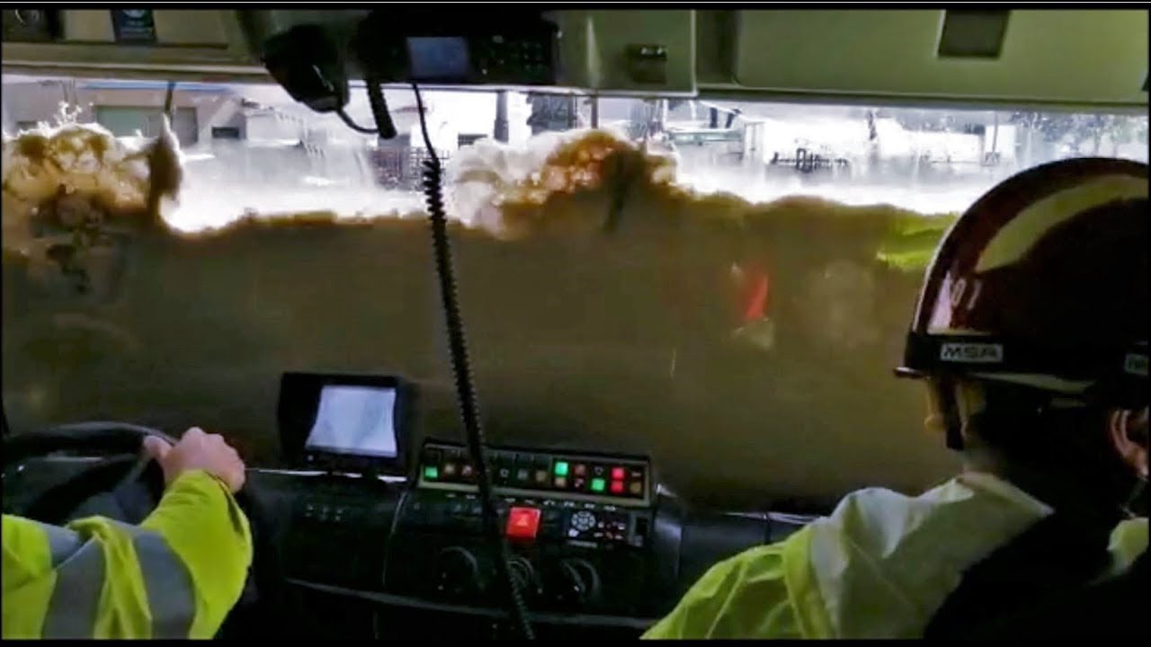 Bomberos de Orihuela intentando llegar a rescate en inundaciones
