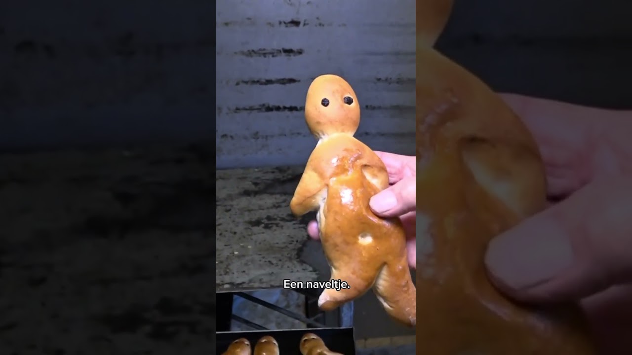 Kinderen smullen van stoetkerels bij Sint-Maarten in Bierum