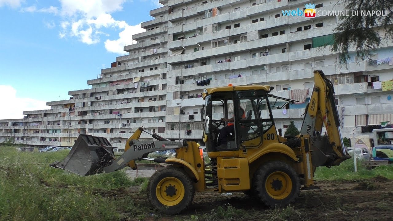 Scampia, le ruspe buone: parte l’abbattimento della Vela verde