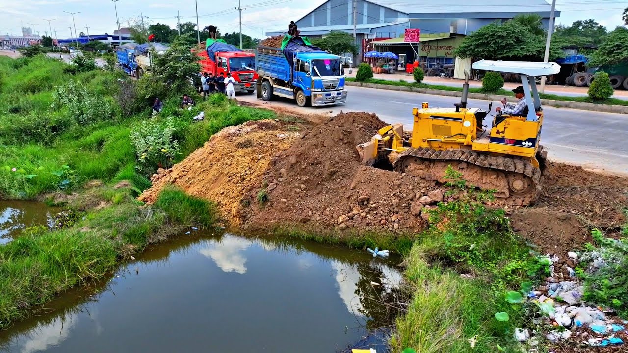 Incredible’ Team Work Dozer Komat’su D31 Pushing Soil Fast And 5 Ton Trucks