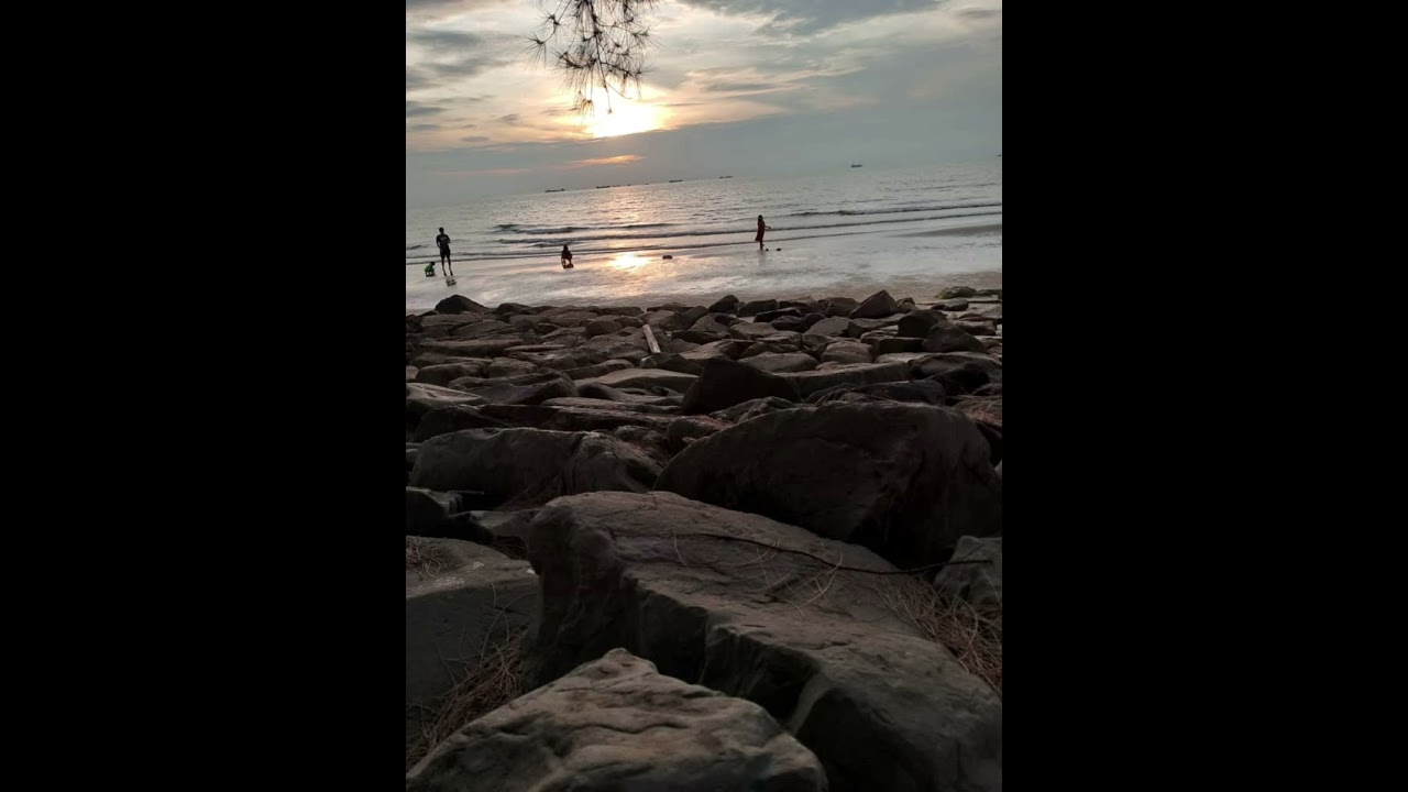 Bagai langit dan bulan 