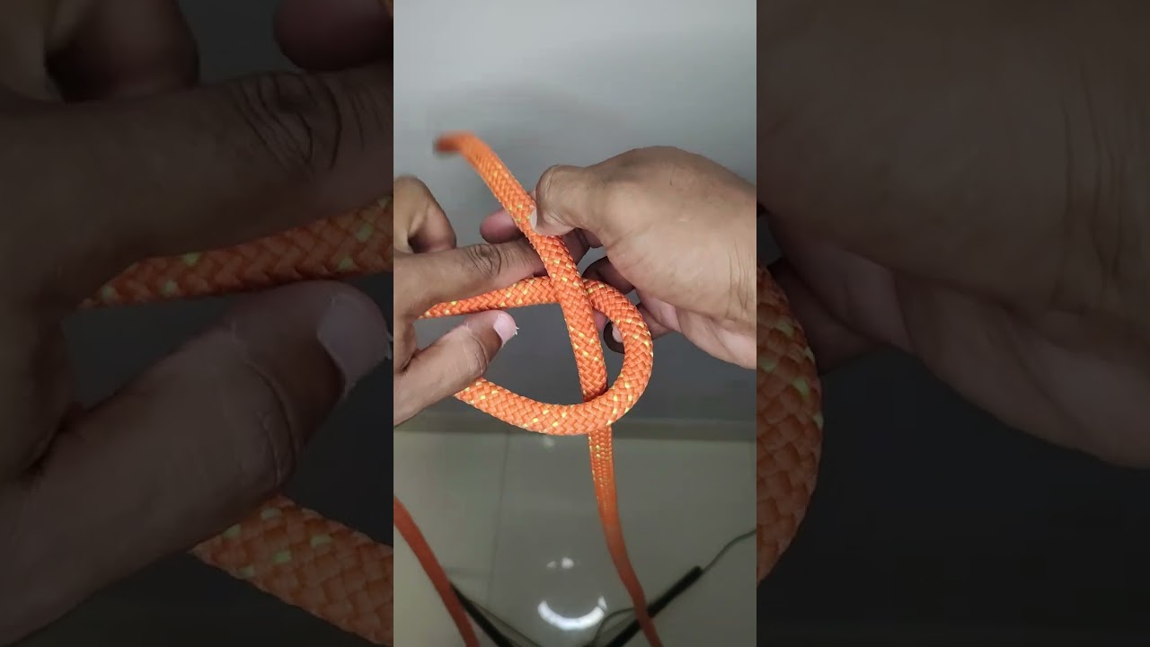 Nó direito pelo seio e pelo chicote