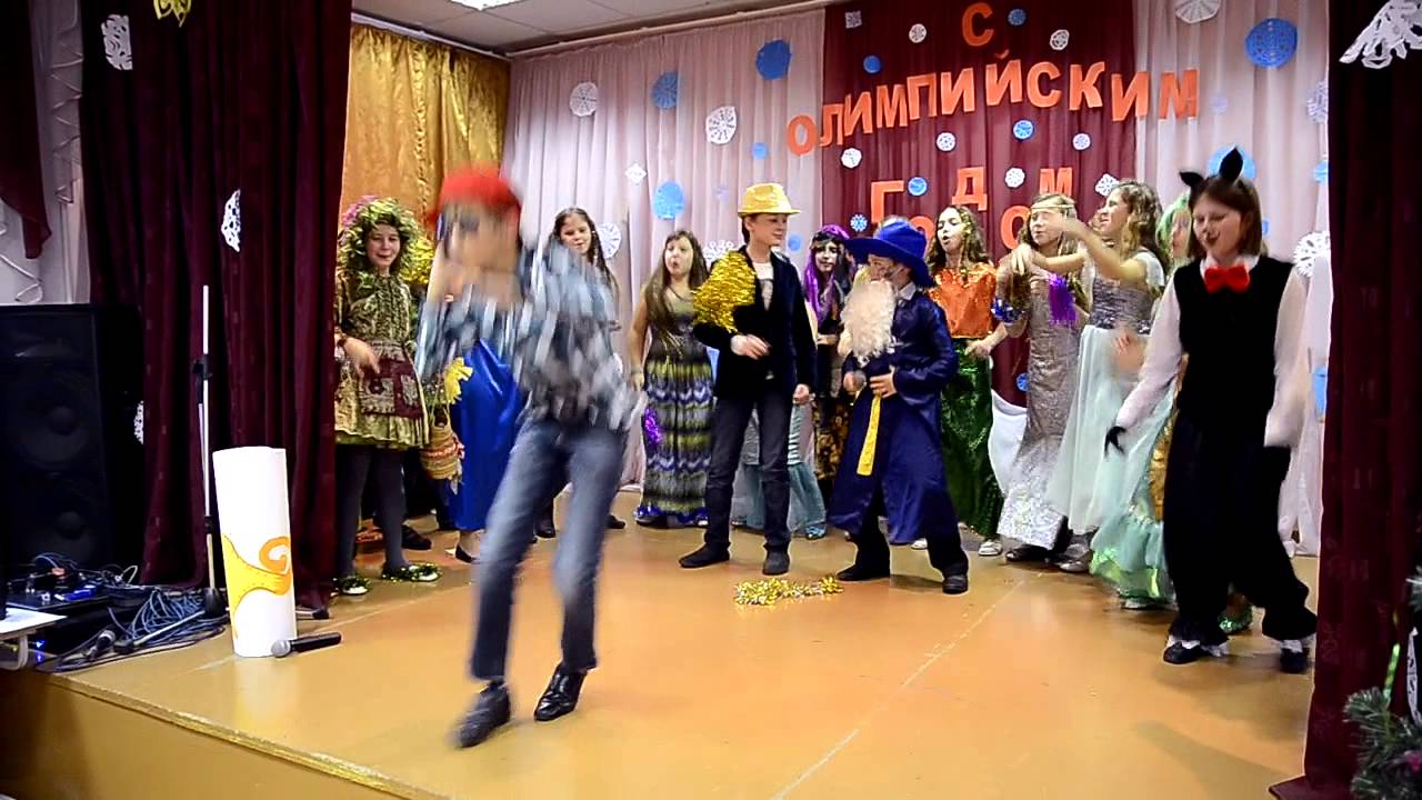 Новогодний праздник в школе. Выступление.