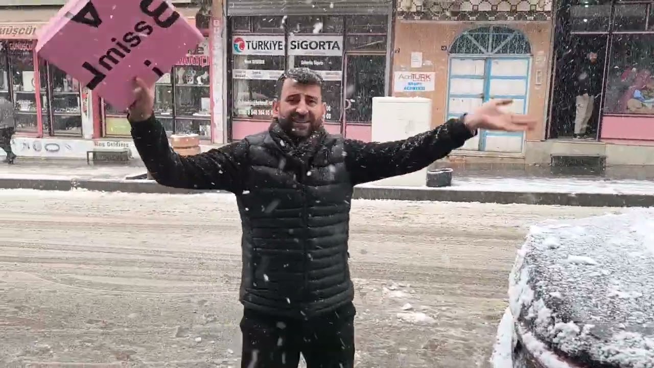 ÇARŞININ ORTASINDA KAR TOPU OYNAMAK 
