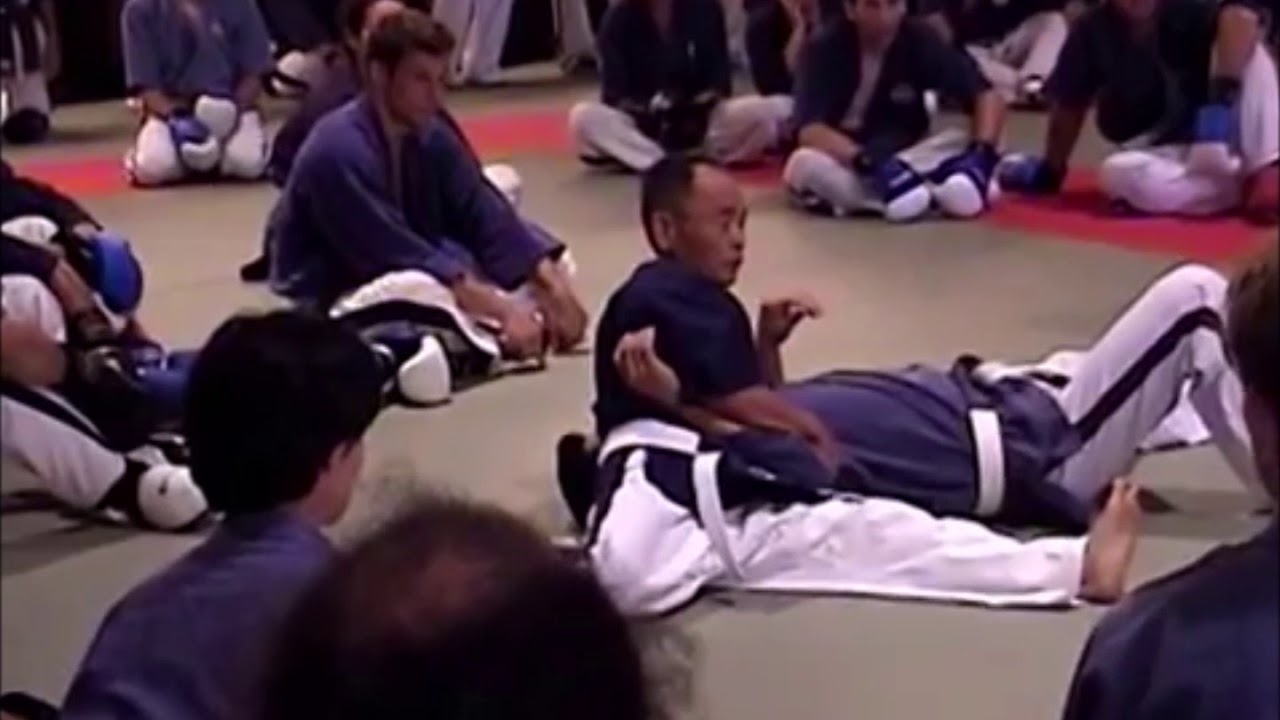 Seiichi Mochizuki démontrant Ushiro Gesa Gatamé en 2001.