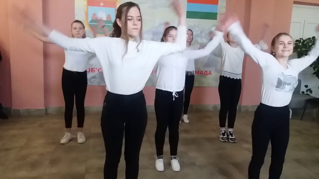 флешмобом «Танець сміливих дівчат» у виконанні учениць 8 класу