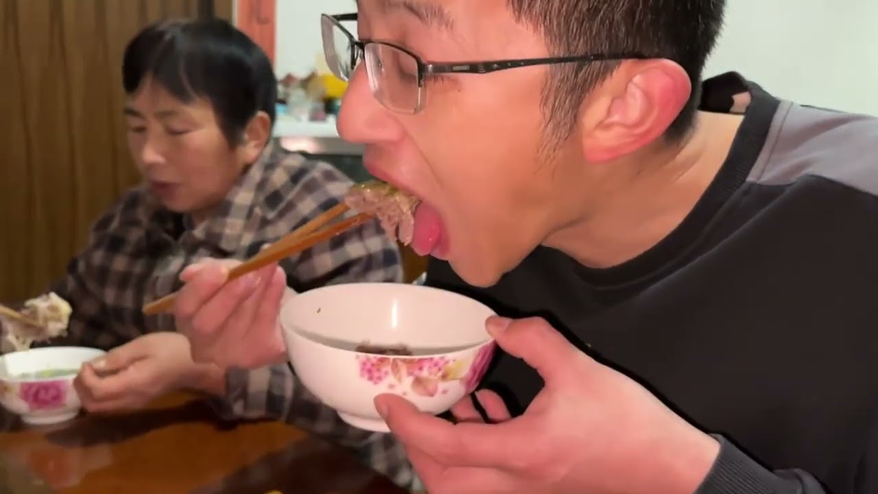 一千多买只羊，今天全家吃炖羊肉，最后还不忘给老丈人留一块羊排 #分享农村美食 #寻找年味 #乡村美食 #老丈人