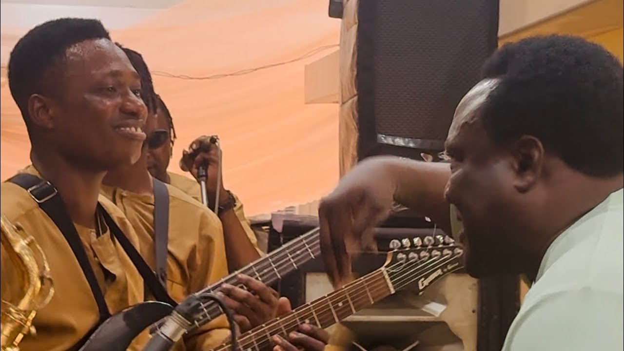 Drama at a Lagos Wedding, as King Osupa Lectures His Instrumentalist Right on Stage