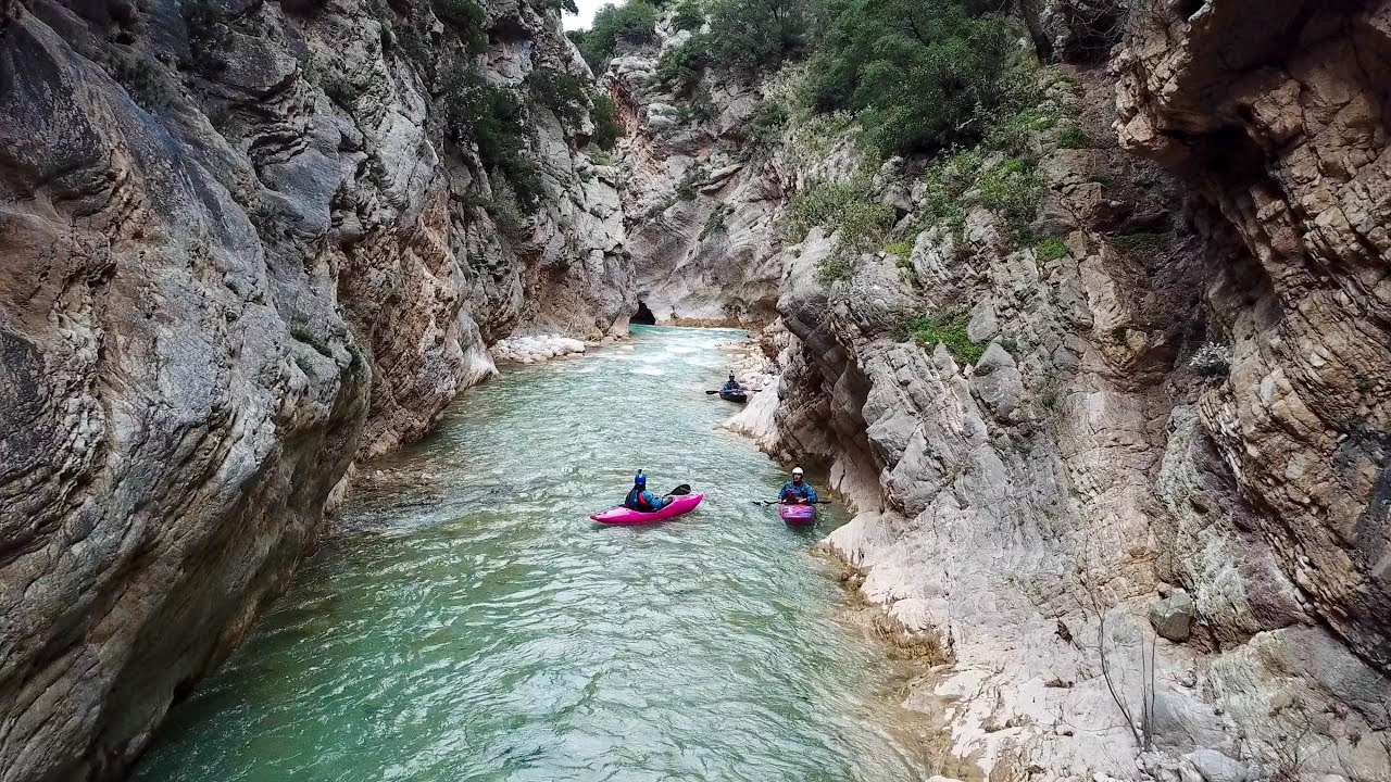 Stout Shuttles and Tight Gorges on the Selinountas