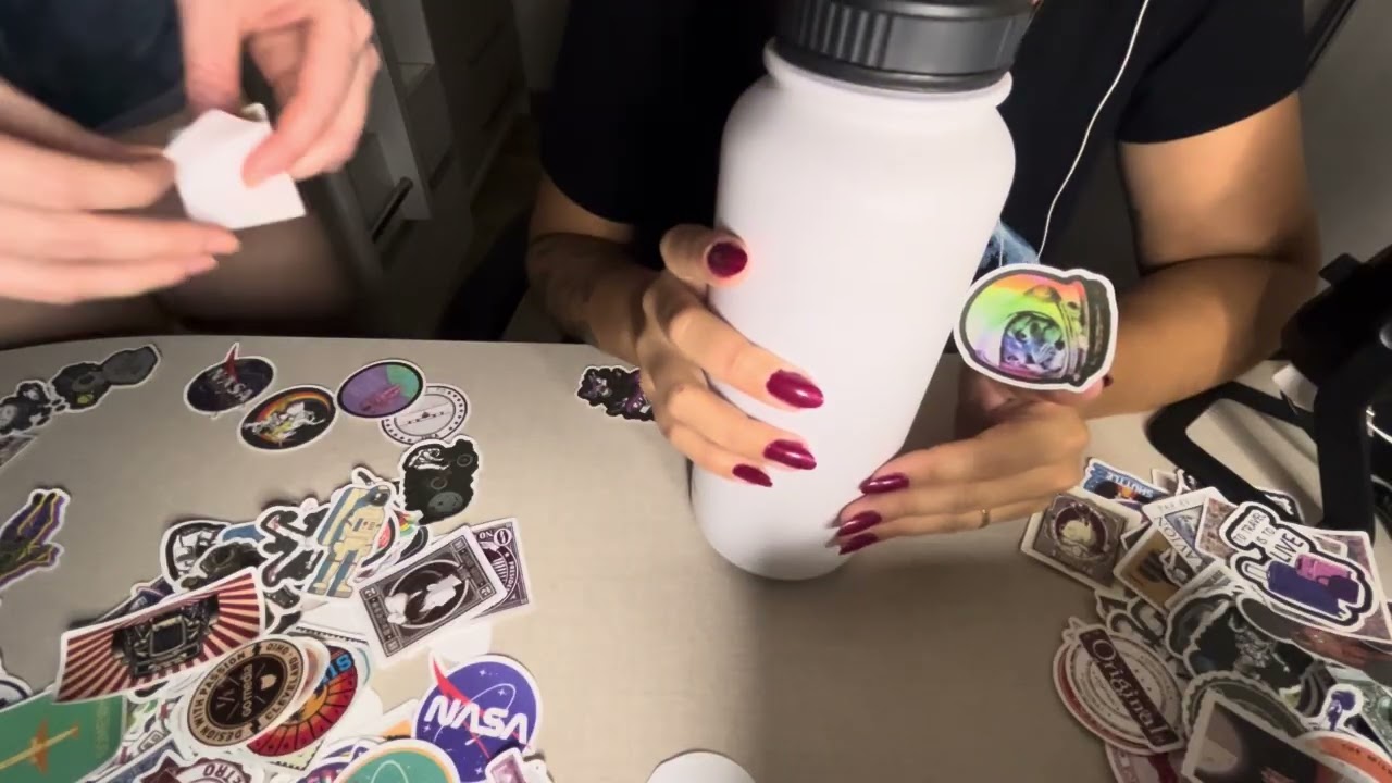 ASMR: COLANDO ADESIVOS
