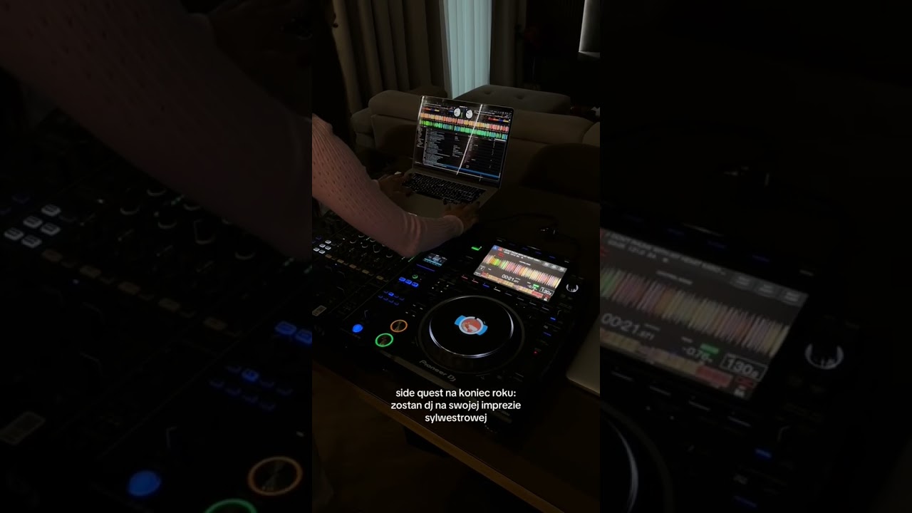 Pozostal miesiac do sylwestra - to idealny moment, zeby zaczac kurs DJ! Zapisz sie na lekcje 🤝