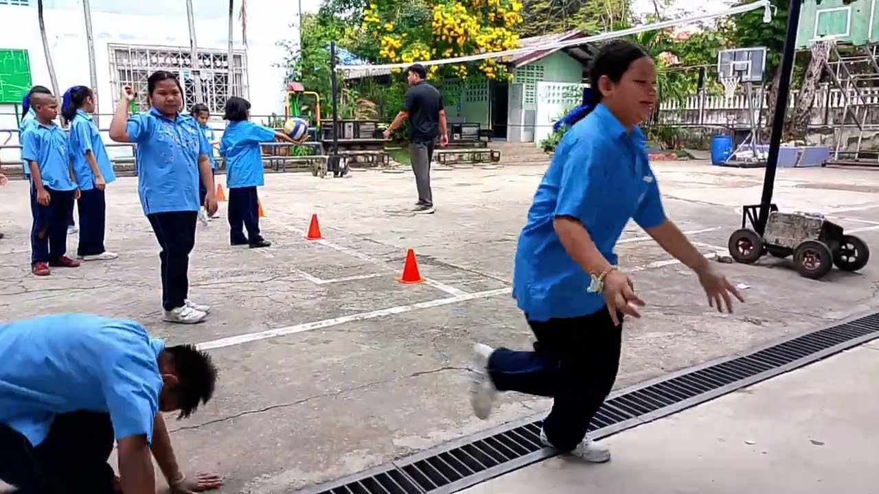 ทักษะการเสิร์ฟลูกมือล่าง  ชั้นประถมศึกษาปีที่ 4 