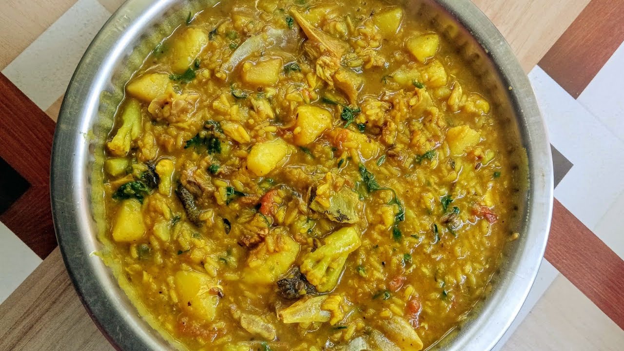 আলু ফুলকপি মাছের মাথা দিয়ে মুড়িঘন্ট এভাবে একবার রান্না করে খেয়ে দেখুন এর স্বাদ ভুলবেন না কখনো। 