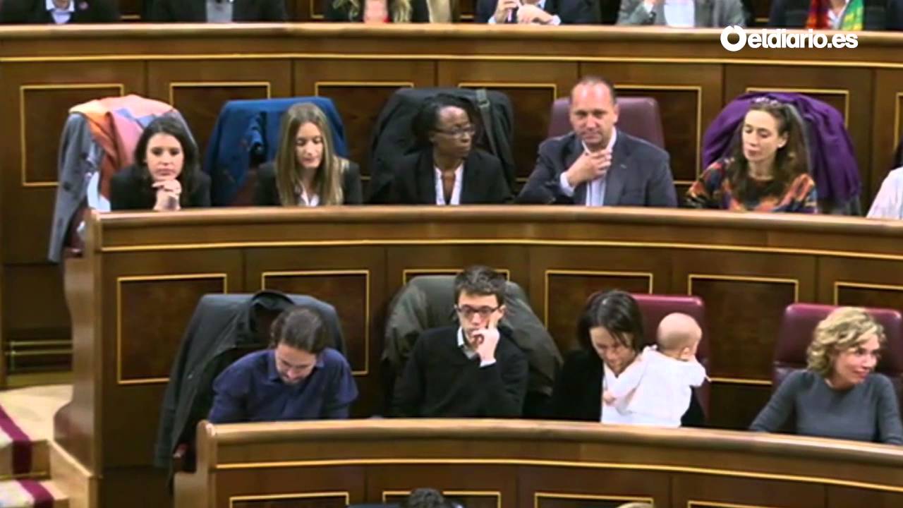 Carolina Bescansa lleva a su bebé en su primer día como diputada