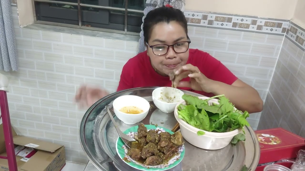 Vịt kho sả ớt ăn với rau sống 