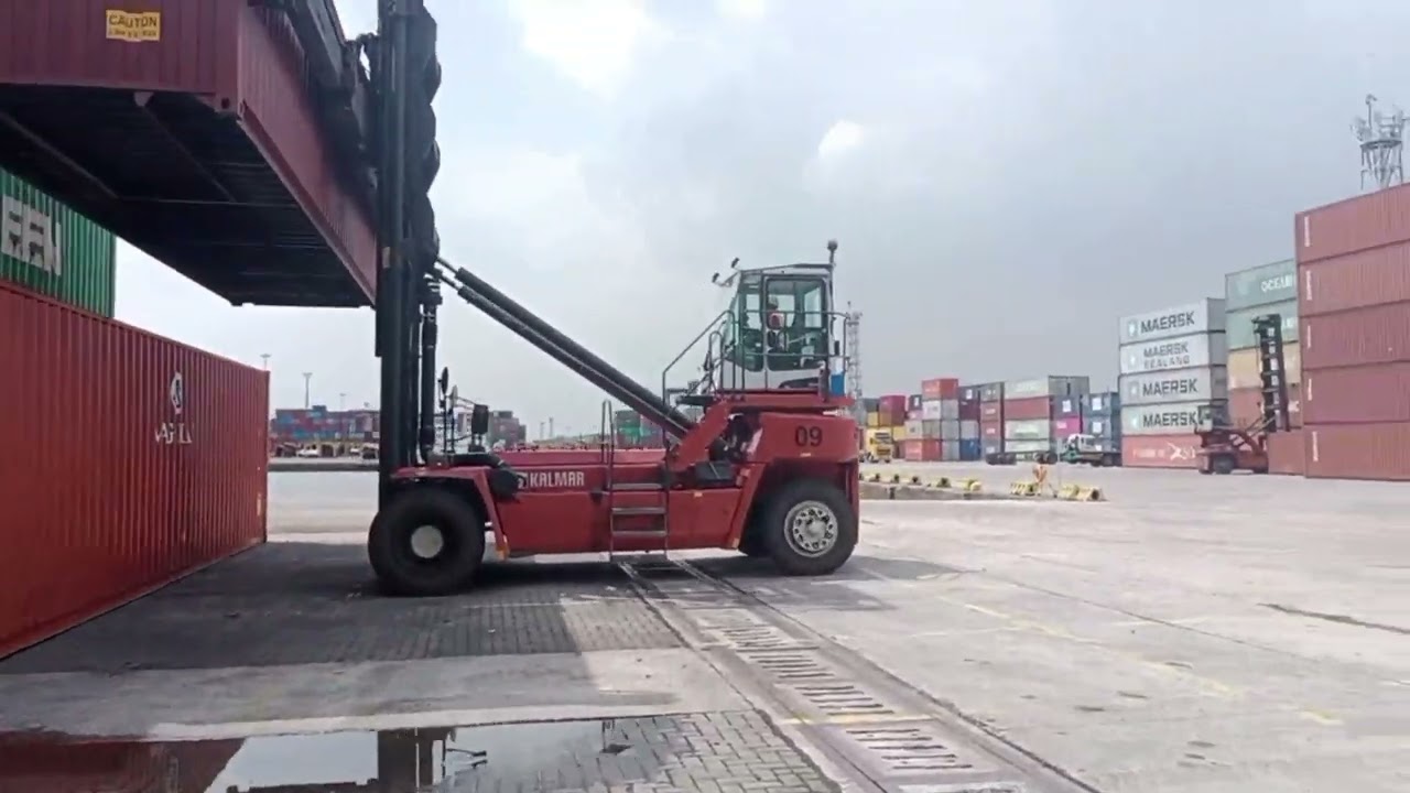 Demonstration yard trucktor trailer & Kalmar,Empty Container Handler.