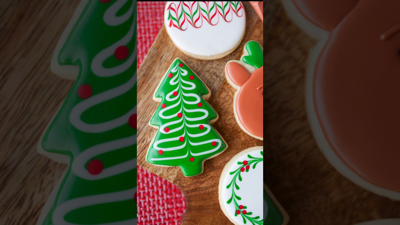 Simple Christmas tree cookie with wet on wet royal icing design #cookies #royalicing #christmas