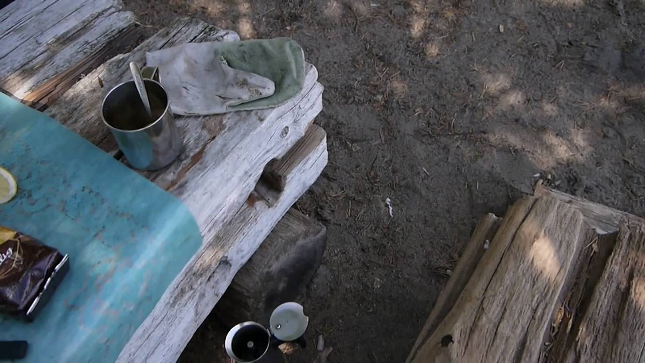 Чашечка кофе в байдарочном походе , кофеварка Мокко.