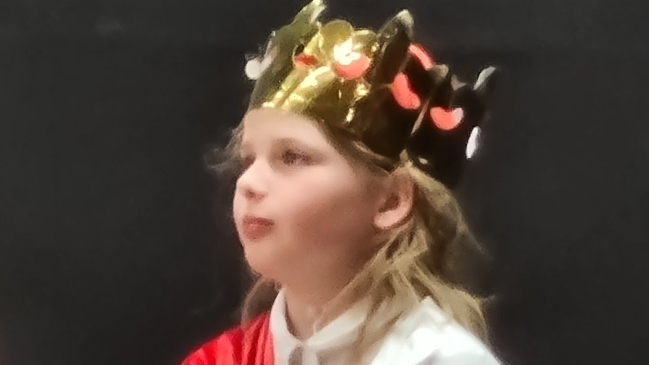 SOFIA OPTRÆDER SOM KONGE I ET TEATERSTYKKE PÅ SKOLEN👑🎭😀👏
