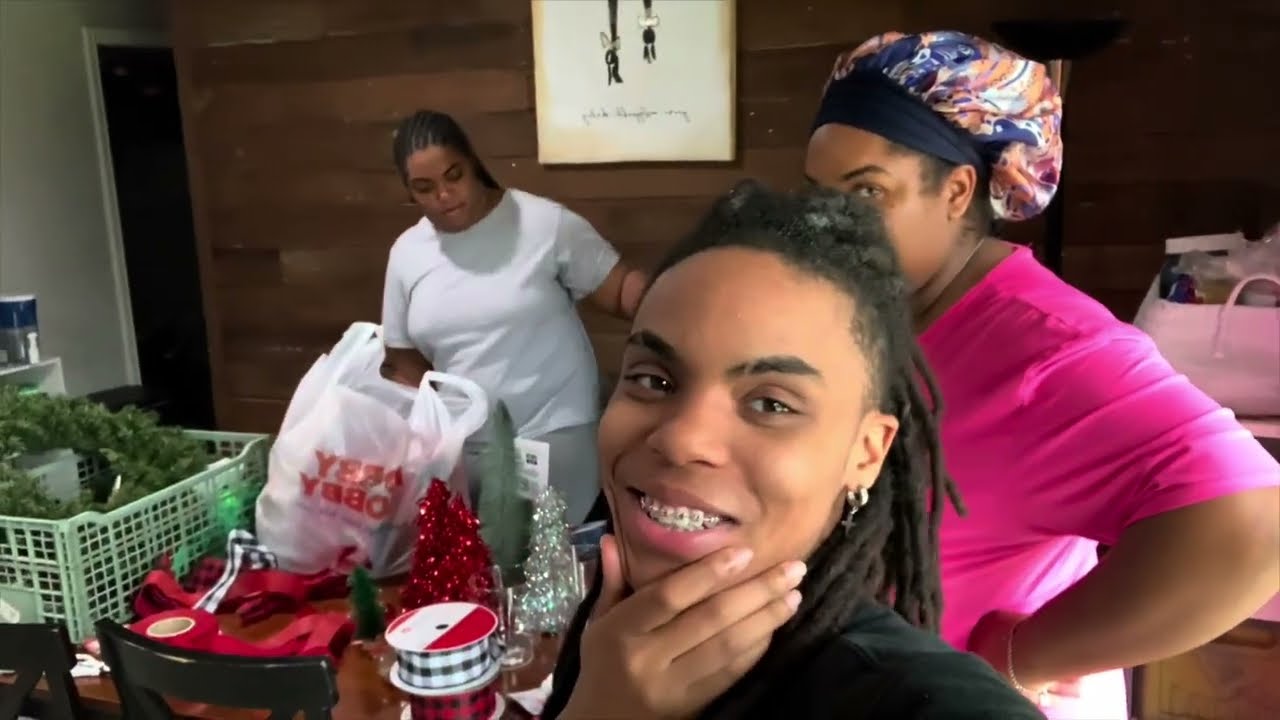 10 Days Of Vlogmas: Day 1 Decorate With Us