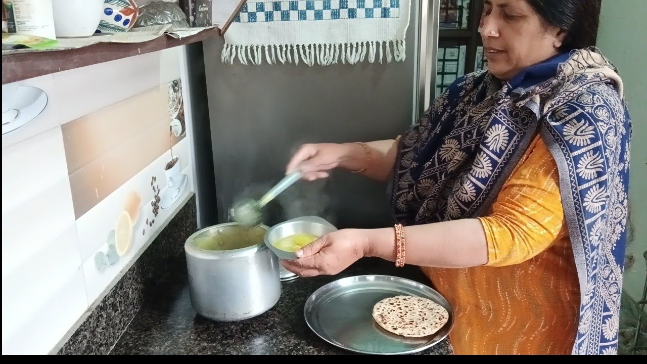 आज  अपनी पसंद वला खाना बनाया मट्ठा के आलू और मिक्सी रोटी 