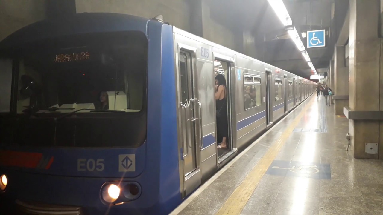 Frota E (E05) partindo da esta&ccedil;&atilde;o Ana Rosa