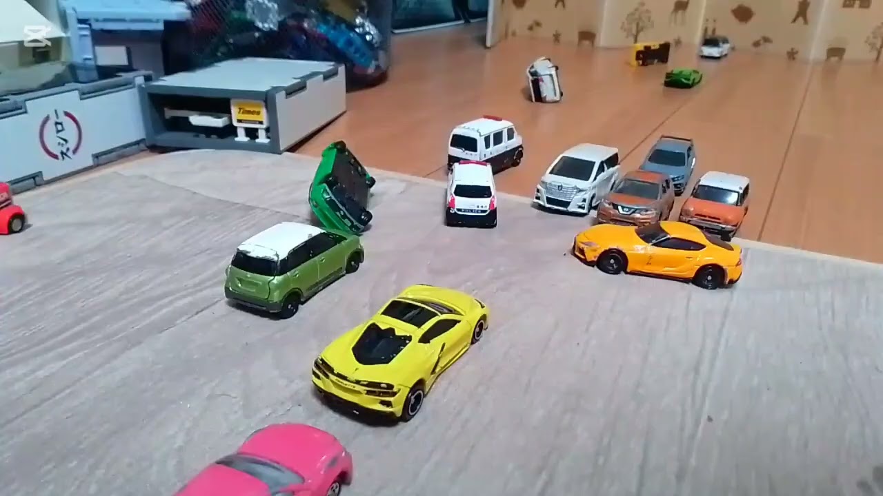【オピコちゃんシリーズではない】トミカコマ撮り パトカーを事故らせた車をやっと逮捕できた警察