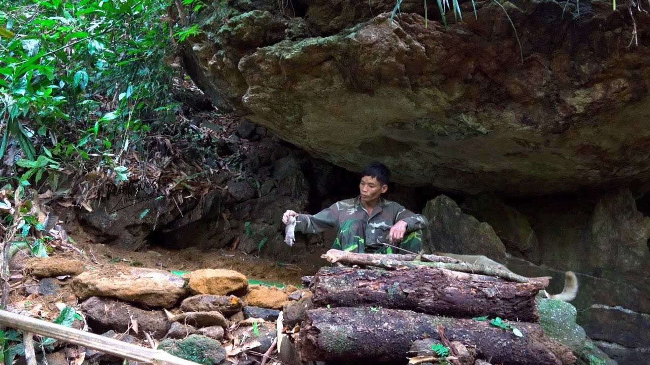 A Suitable Cliff For Me and My Dog ​​To Take Shelter On – The Journey Of Survival Began.